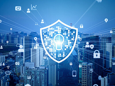 Ein Schild mit einem Schloß, umgeben von Zahlen. Im Hintergrund eine Stadt. 