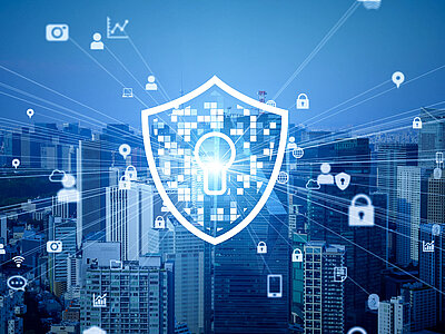 Ein Schild mit einem Schloß, umgeben von Zahlen. Im Hintergrund eine Stadt. 