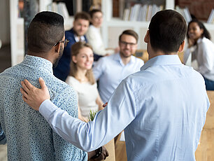 Ein Mann wird im Büro seinen Arbeitskollegen vorgestellt