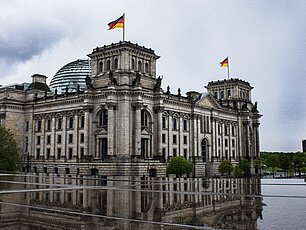 Zwei Deutschlandflaggen, die auf dem Reichstagsgebäude wehen