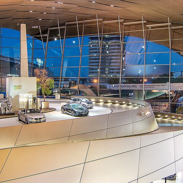 Luxusautos im BMW Museum mit Blick auf die Stadt München durch die Glaswände