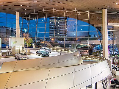 Luxusautos im BMW Museum mit Blick auf die Stadt München durch die Glaswände