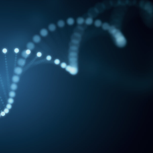 Ein blau leuchtender DNA-Strang