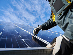 Eine Solaranlage wird auf dem Dach installiert