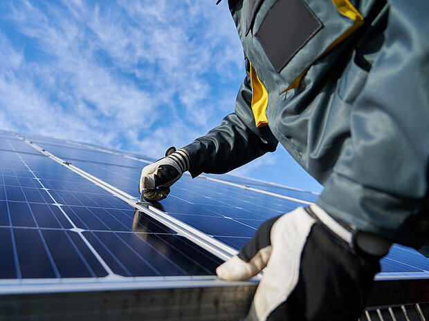 Eine Solaranlage wird auf dem Dach installiert