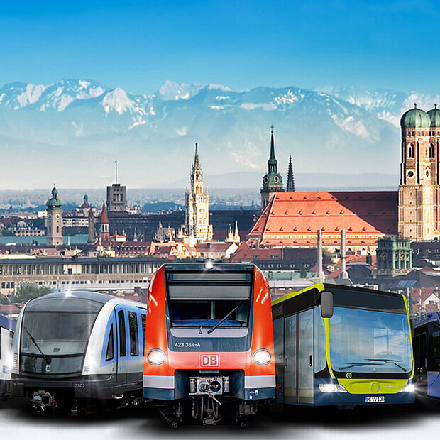 MVV-Verkehrsmittel im Vordergrund der Stadt München