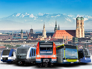 MVV-Verkehrsmittel im Vordergrund der Stadt München