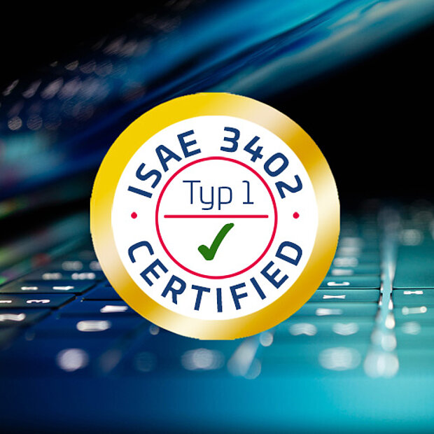 Eine goldene Plakette mit der Aufschrift "ISAE 3402 Certified" mit einem zugeklappten Laptop im Hintergrund.