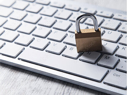  Schloss auf einer weißen Tastatur