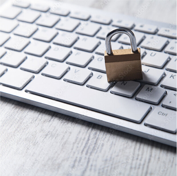  Schloss auf einer weißen Tastatur