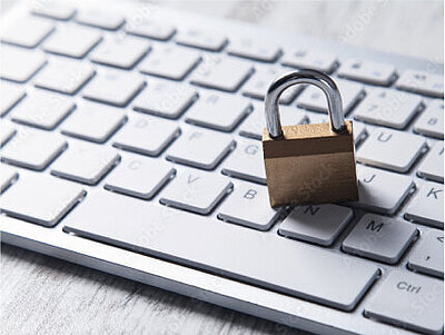  Schloss auf einer weißen Tastatur