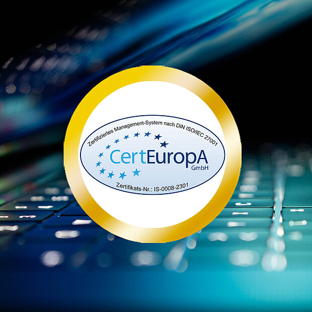 Goldener, kreisförmig umrandeter Siegel der CertEuropA GmbH auf blauem Tastaturhintergrund