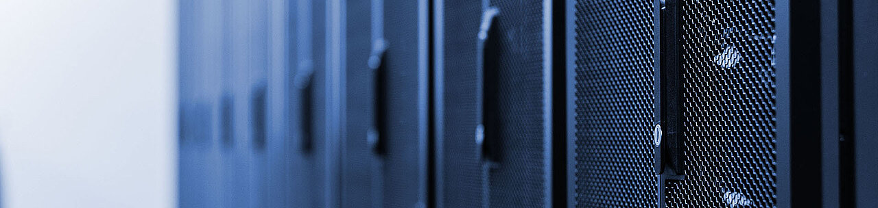 Serverschränke in einem Rechenzentrum