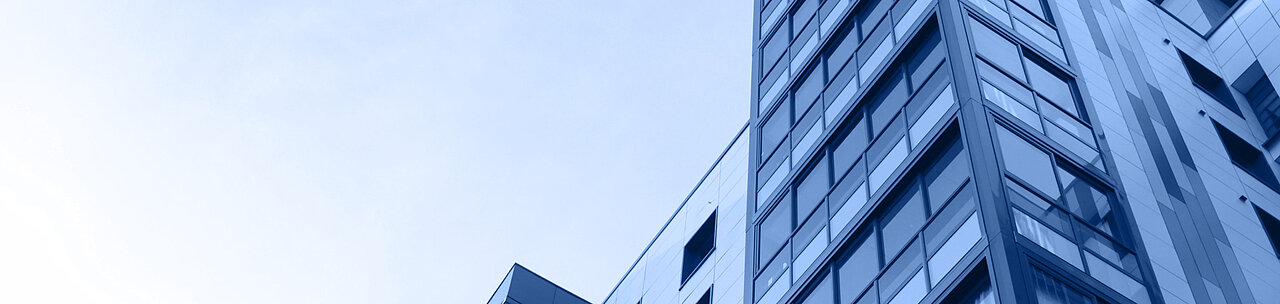 Ein Gebäude mit mehreren Stockwerken in extremer Perspektive