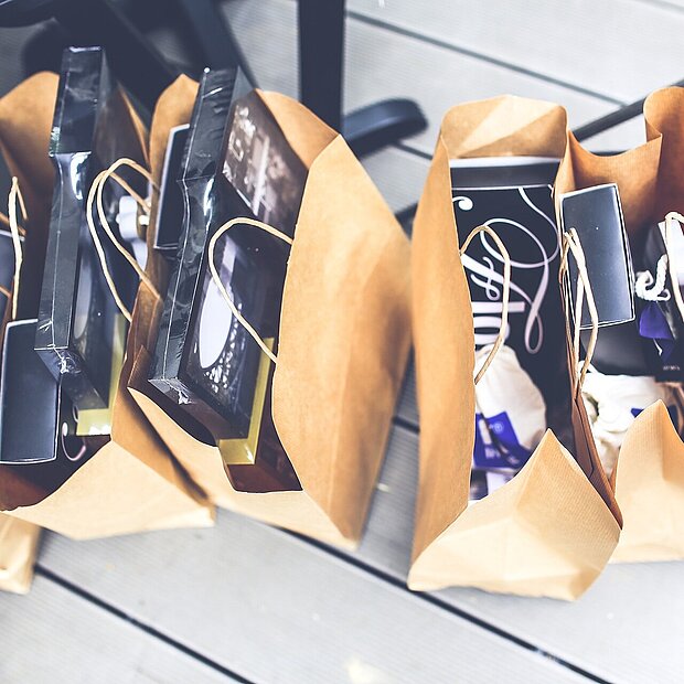 Fünf volle Papiertüten aus der Vogelperspektive