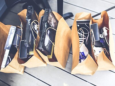 Fünf volle Papiertüten aus der Vogelperspektive