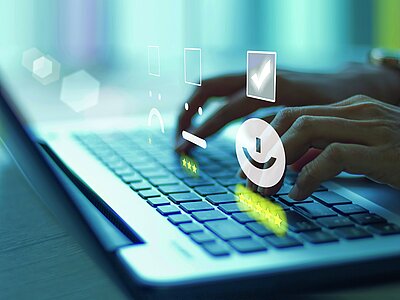 Digitale Bewertungssymbole, die über dem Laptop eingeblendet werden