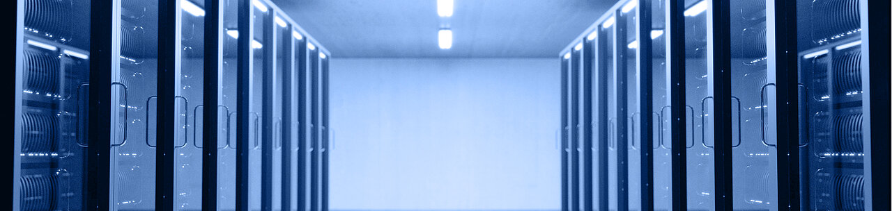 Serverschränke in einem Rechenzentrum