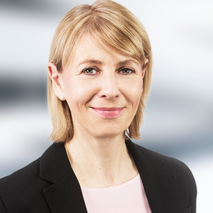 Regina Urich 1 zu 1 seitlich nach Rechts blickend