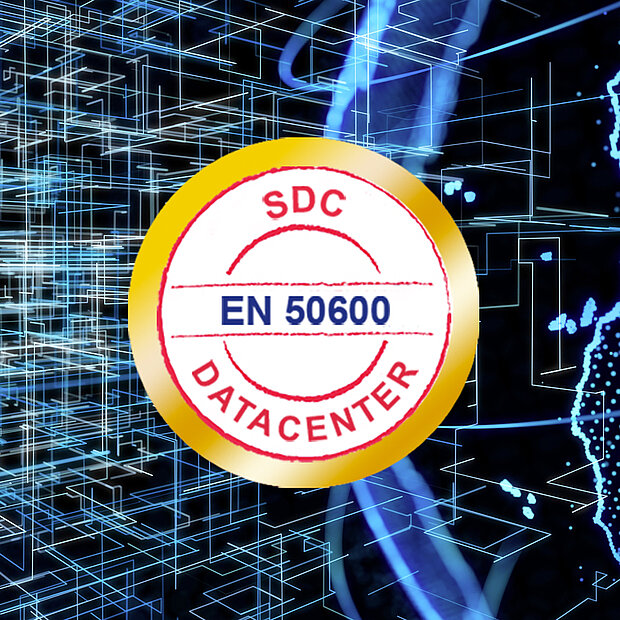 SDC Datacenter-Logo, umrandet von einem goldenen Kreis, vor einem digitalen, blauen Hintergrund