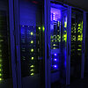 Leuchtender Serverschrank im Dunkeln