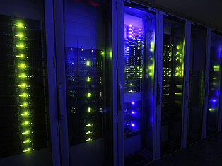 Leuchtender Serverschrank im Dunkeln