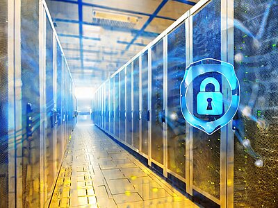 Server in einer Data-Hall in bläulich-gelben licht mit einem Schild mit Sicherheits-Schloss im Vordergrund.